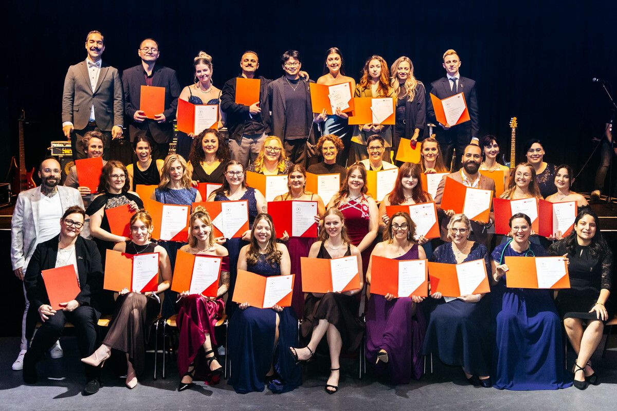 Anspruchsvolle Ausbildung in kurzer Zeit: Diplomfeier für 37 neue Fachkräfte. ⇒Zangerl