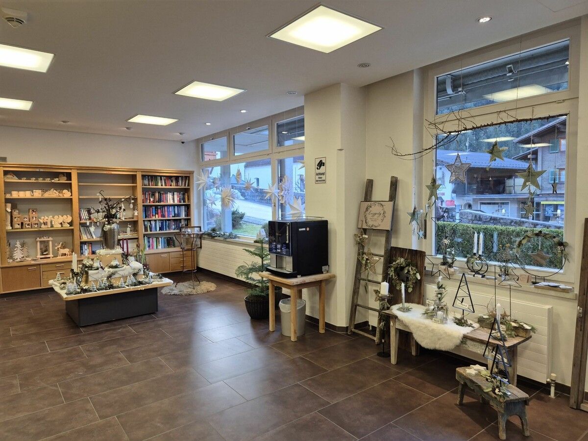 Auch die Fenster können gemietet werden. Zurzeit hängen dort selbst gemachte Weihnachtssterne. ⇒VN/JUN