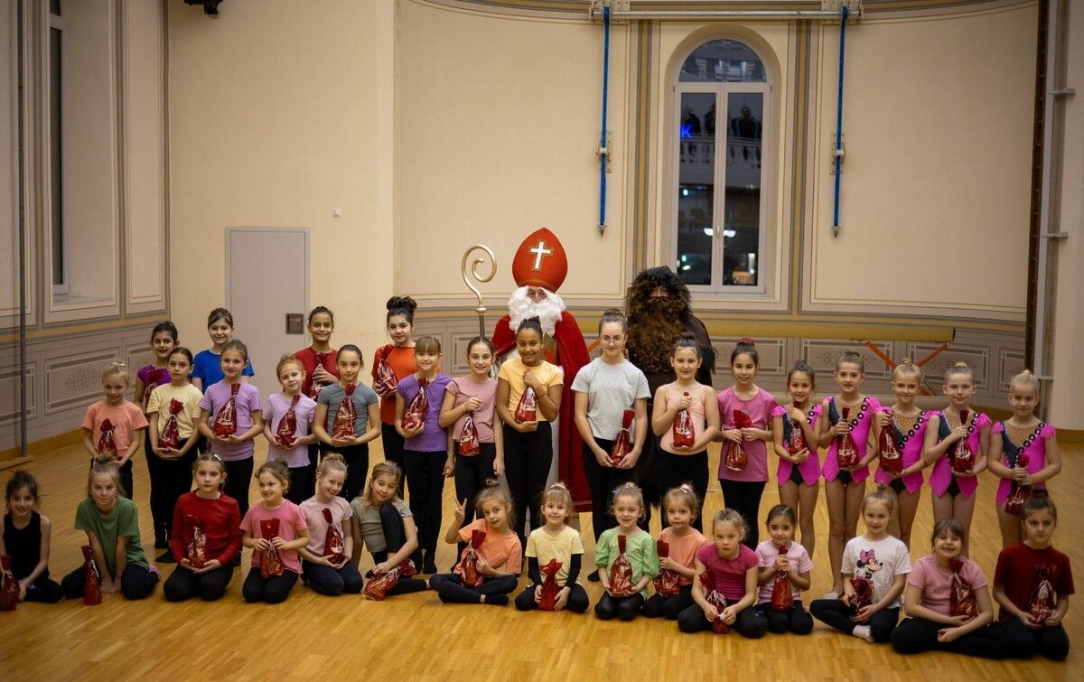Auch heuer schaute der Nikolaus mit Knecht Ruprecht bei den Gymnastinnen in der Jahnturnhall vorbei. ⇒Carmen Thurnher