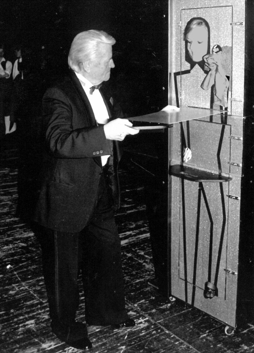 Auf der Showbühne im Zauberkasten von Schwiegervater Josef „Pepi“ Urban.