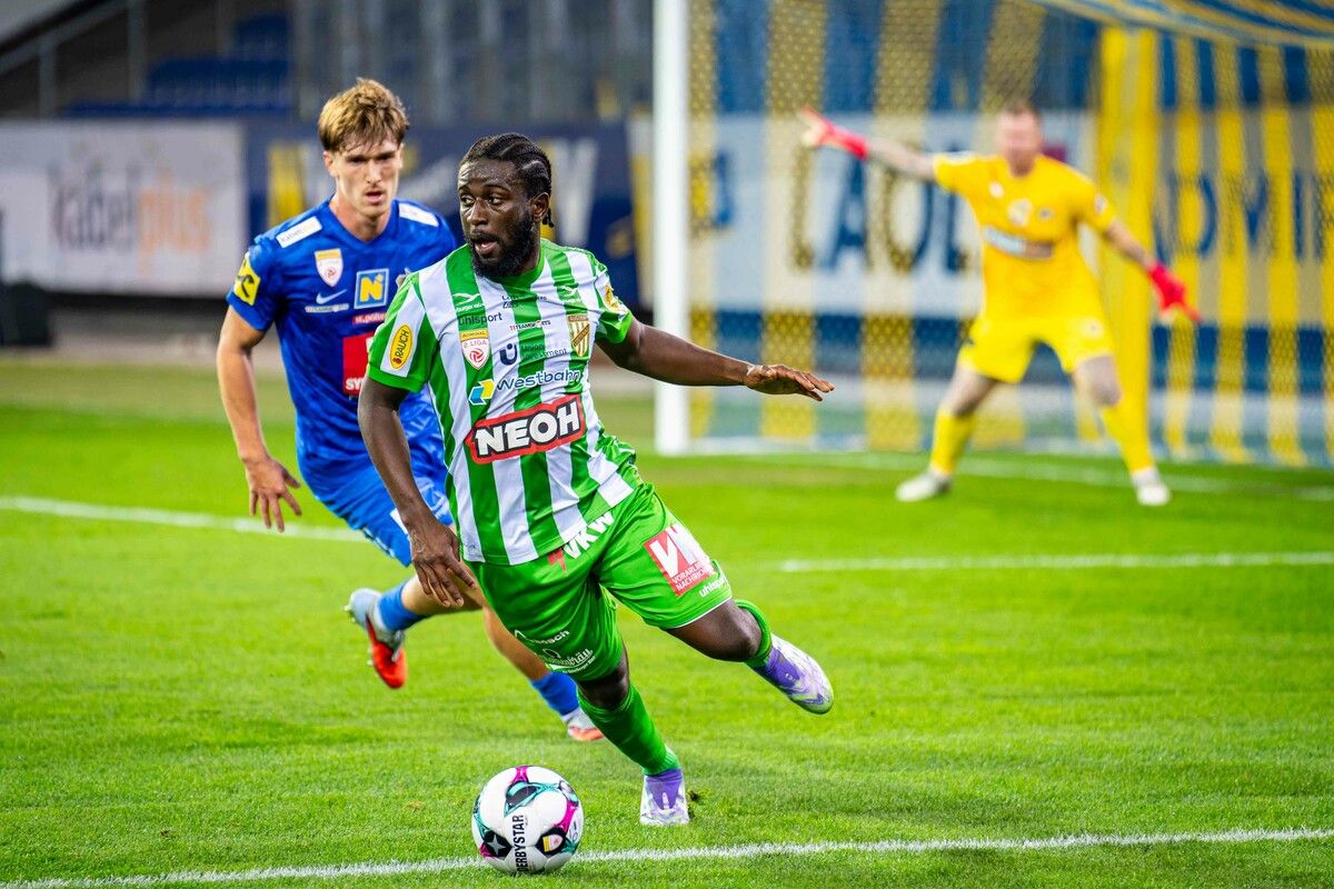 Austrias Stürmer Jack Lahne saß unter der Woche vorwiegend im Flugzeug. Ob er heute spielt, entscheidet sich kurzfristig.⇒gepa