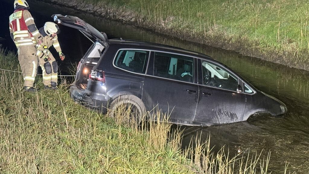 Auto stürzte in Hohenems in den Koblacher Kanal: Die Lenkerin des Pkws wurde dabei verletzt. ⇒VOL.AT/VLACH (3)