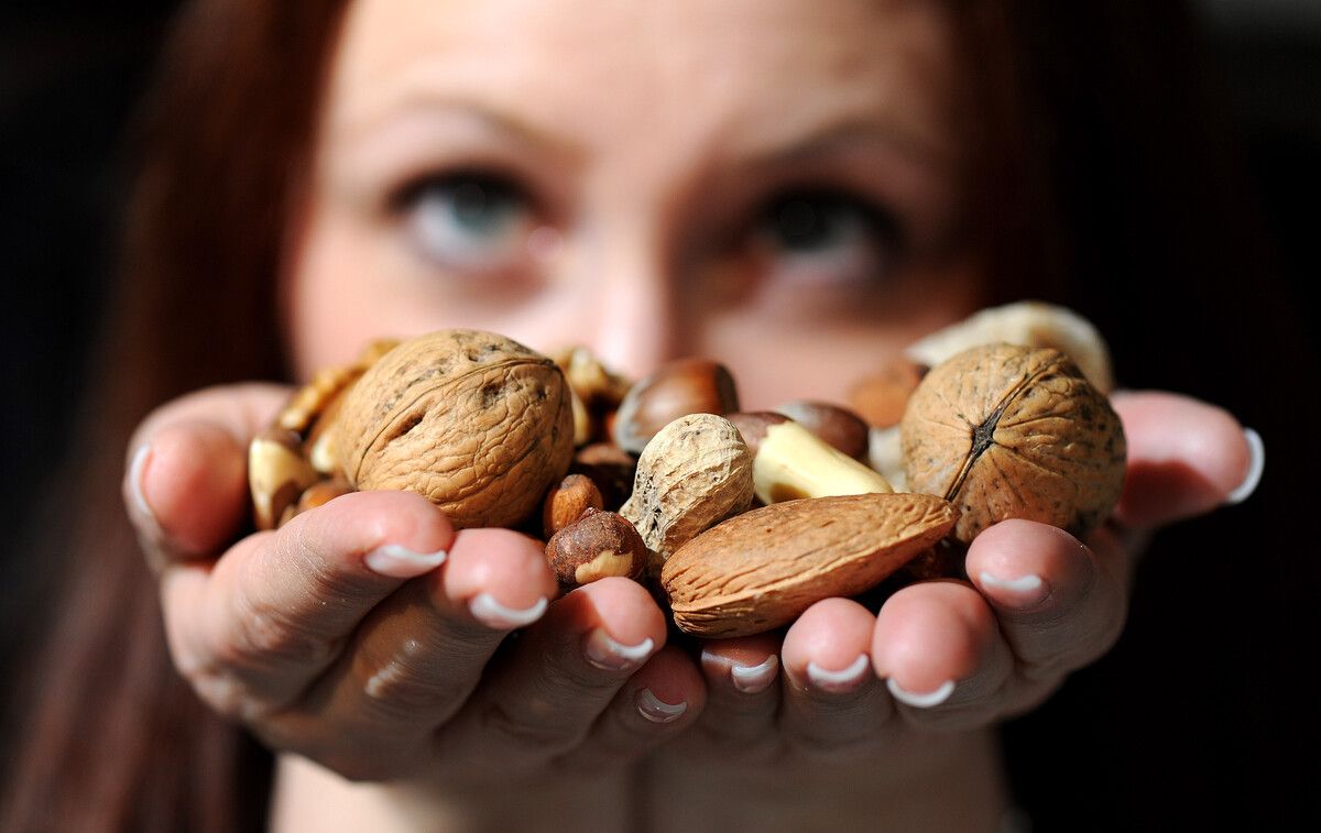 Ballaststoffe kommen hauptsächlich in pflanzlichen Lebensmitteln wie Obst, Gemüse, Hülsenfrüchten, Vollkornprodukten, Nüssen und Samen vor. ⇒apa