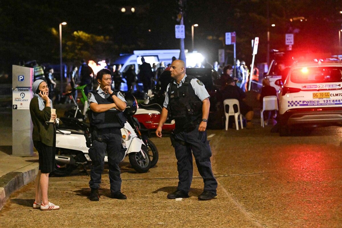 Bei dem Angriff auf eine Feier zum jüdischen Lichterfest Chanukka in Sydney sind offiziellen Angaben zufolge mindestens 16 Menschen getötet worden.⇒AFP