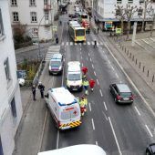 Linienbus und Pkw kollidierten vor dem Landhaus