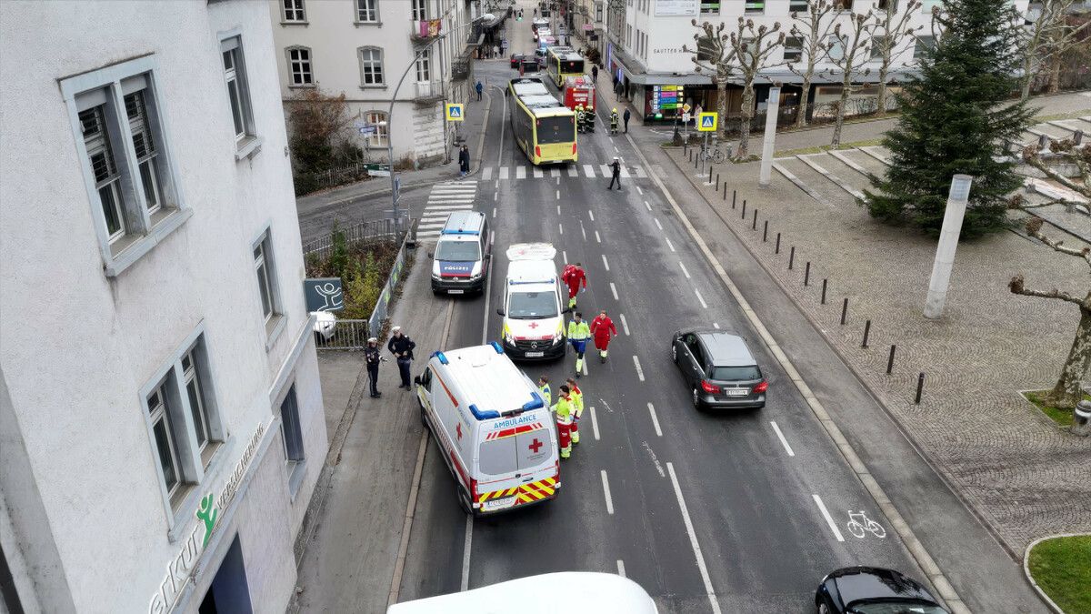 Bei dem Unfall am Dienstagvormittag auf der Römerstraße in Bregenz wurde eine Person verletzt. Der Verkehr kam zeitweise zum Erliegen. ⇒VOL
