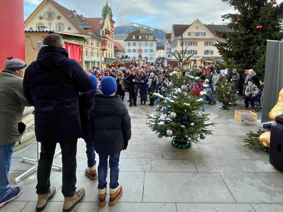 Bei der 22. Christbaumversteigerung der Lebenshilfe Vorarlberg treffen Weihnachtsstimmung, Kreativität und soziales Engagement aufeinander. ⇒Lebenshilfe Vorarlberg