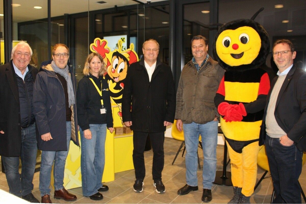 Beim Hohenweiler Adventmärktle lud das Raiffeisenteam Bodensee Leiblachtal mit dem Aufsichtsratsvorsitzenden Bgm. Elmar Rhomberg und den Vorstandsmitgliedern Gernot Uecker und Hubert Gieselbrecht an der Spitze zur Eröffnung der neuen Filiale.