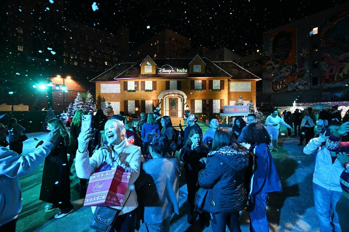 Besucher bestaunen in Hollywood das weltweit größte Lebkuchenhaus. Die 7,80 Meter hohe Konstruktion ist vom Haus der McCallisters aus „Kevin – Allein zu Haus“ inspiriert und besteht aus 2585 Kilo Mehl, mehr als 4200 Eiern und tausenden handgefertigten Lebkuchenelementen.