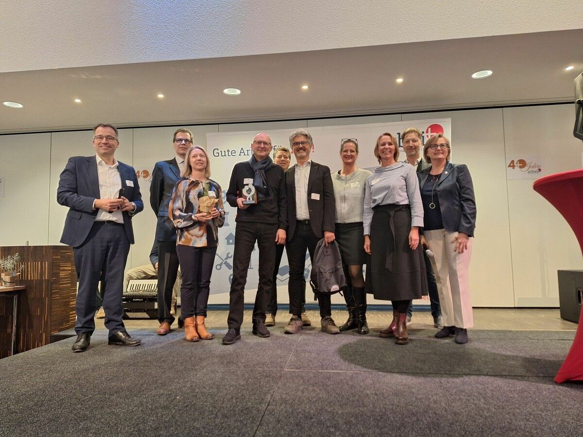 (Bild: DJW) Johannes Kopf (Vorstand AMS Österreich), Roland Sauer (Sektionschef Sozialministerium), Karoline Rümmele, Stefan Gehrer, Fritz Studer, Elmar Luger (alle DJW), Sabine Rehbichler, Ulrike Schmid-Santer (beide arbeitplus), Herbert Johler (AMS Vorarlberg), Manuela Vollmann (arbeitplus).⇒Carmen Thurnher