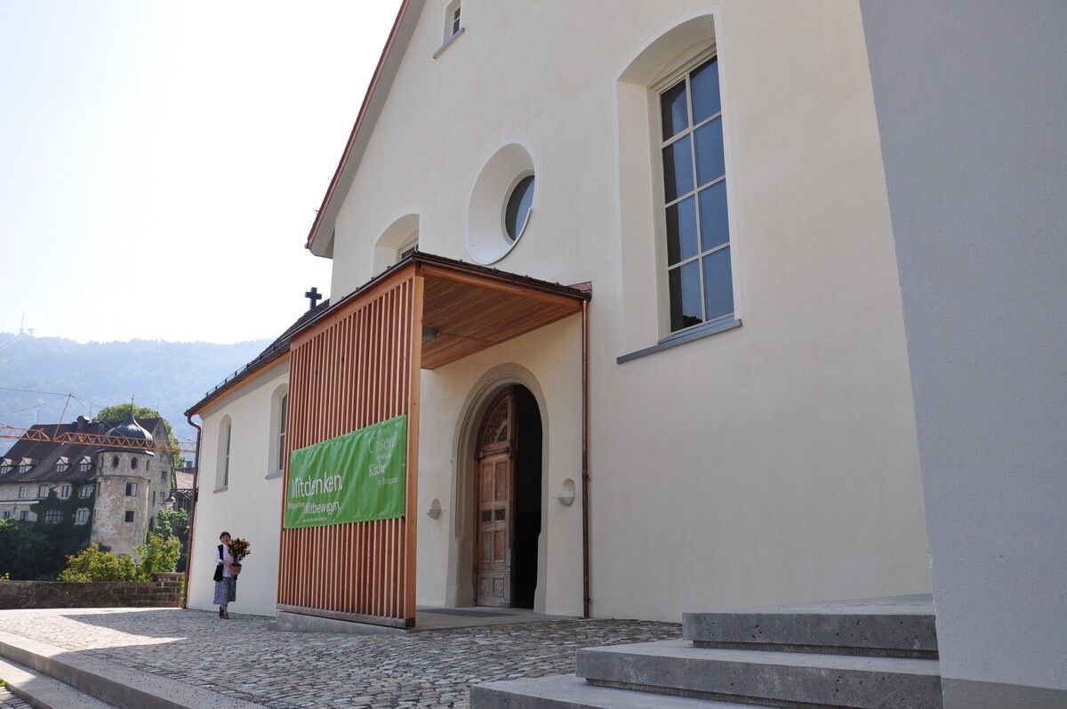 Bischof Benno weiht eine Gedenkstätte in der Antoniuskirche ein. ⇒stadt dornbirn