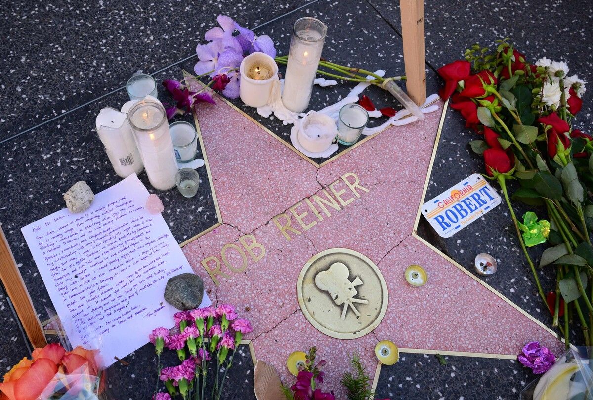Blumen und Kerzen am Walk of Fame-Stern für Rob Reiner.⇒AFP