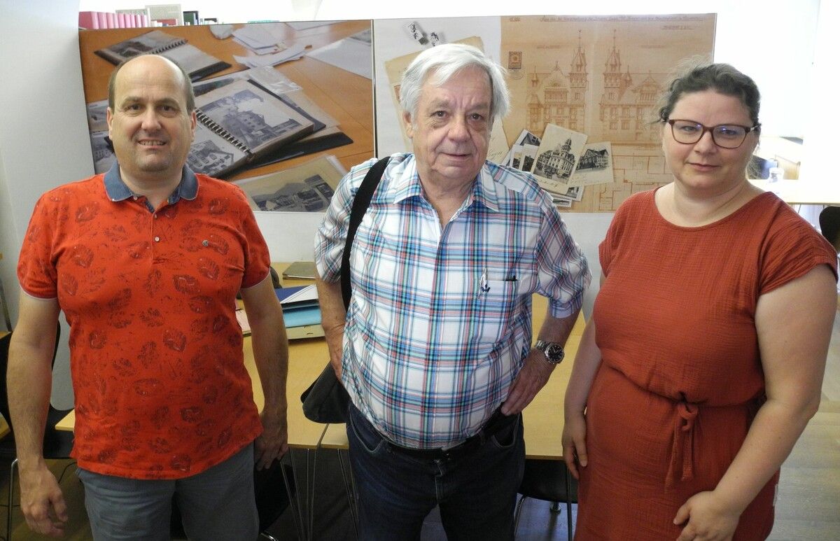 Bruno Oprießnig (Mitte) bei der Übergabe seines umfassenden Werks an das Dornbirner Stadtarchiv.⇒Stadt