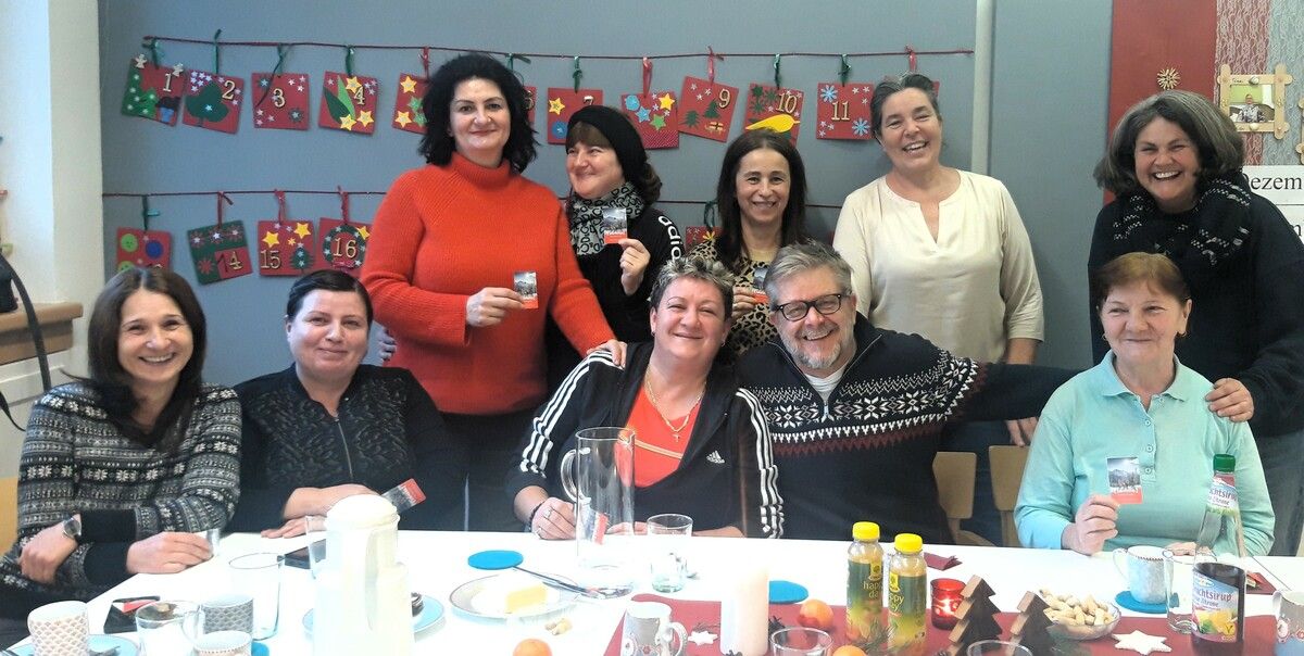 Bürgermeister Klaus Bitschi mit Susanne Böhler-Salomon (1. rechts hinten), Martha Fritsche (2. rechts hinten) und den Betreuerinnen.
⇒
gemeinde brand