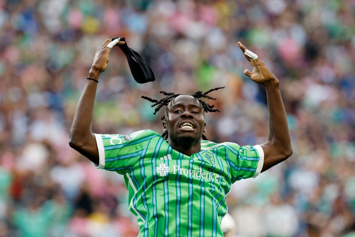 Burkina-Faso-Stürmer Georgi Minoungou von den Seattle Saunders sorgt für Schlagzeilen.