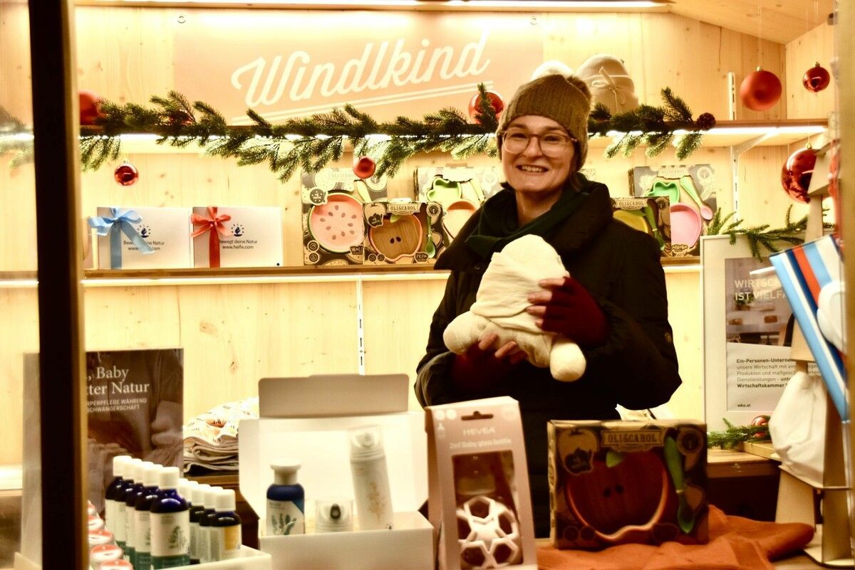 Catherine Diethelm („Windlkind“) mit einem Wickel-Dummy am Christkindlemarkt. ⇒sco
