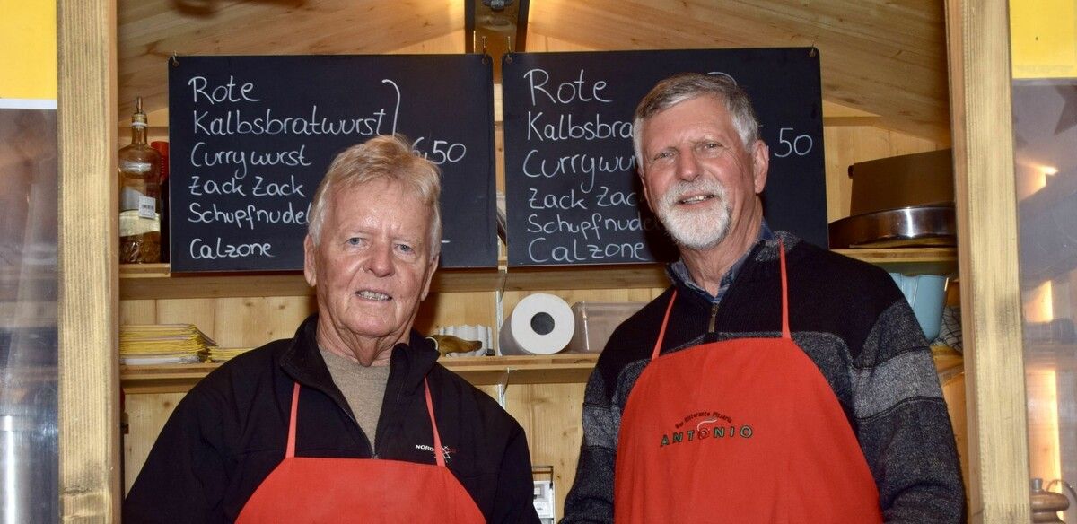 Charity-Einsatz am Bludenzer Christkindlemarkt: Karl-Heinz Martin und Othmar Kraft. ⇒SCO