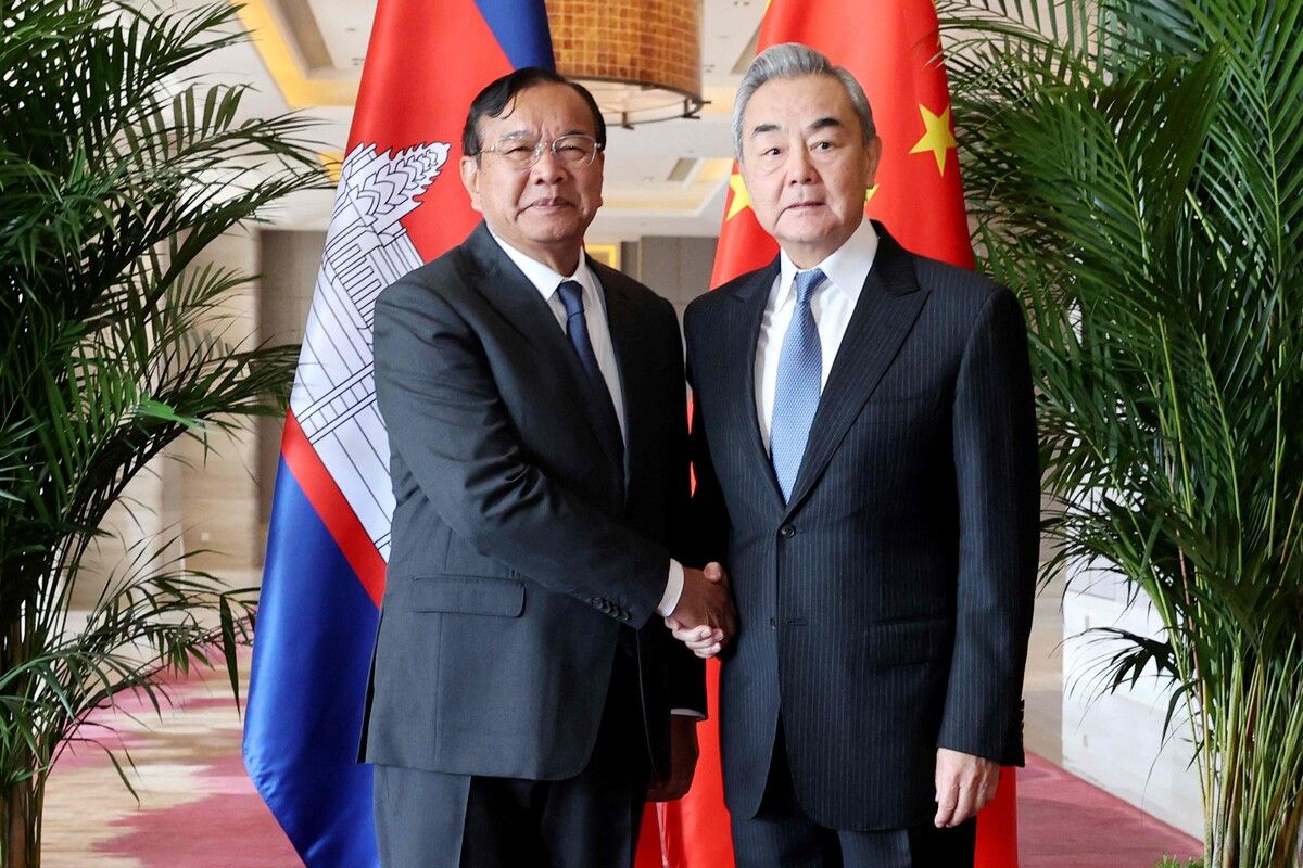 Chinas Außenminister Wang Yi (r.) mit dem kambodschanischen Vizepremierminister Prak Sokhonn. ⇒afp