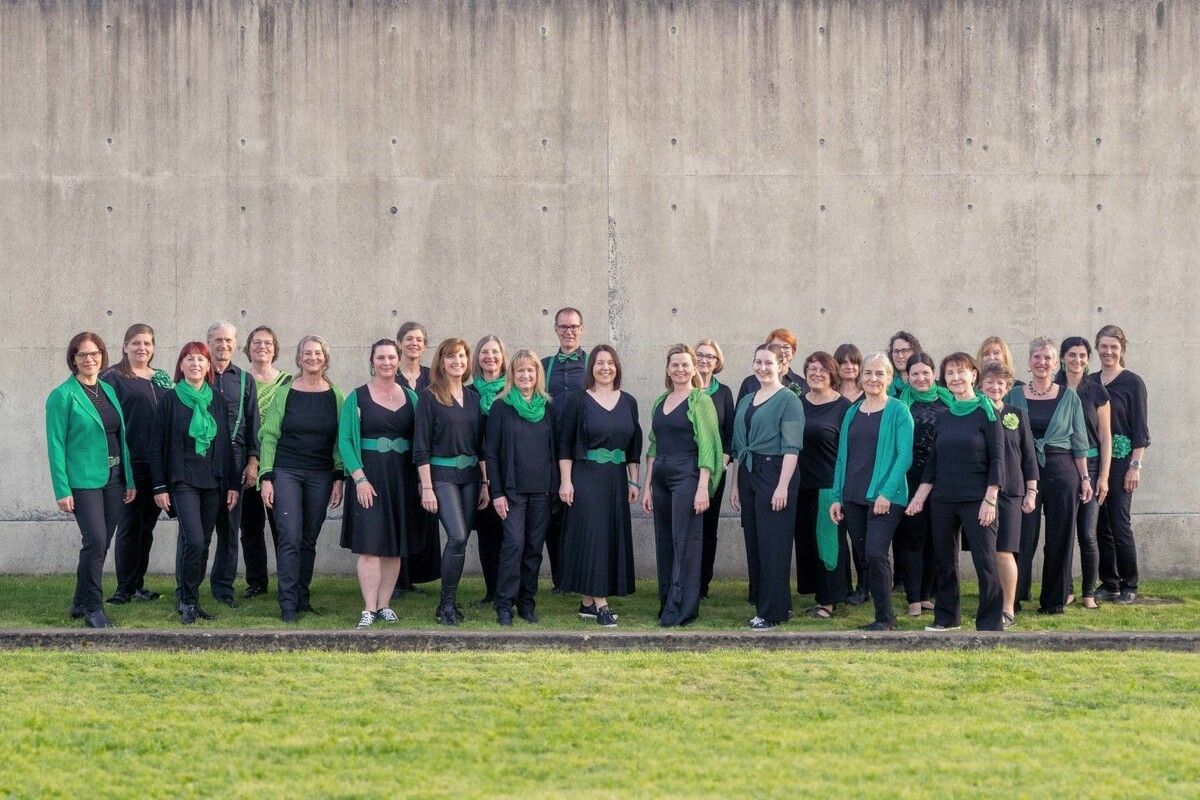 Chor ImPuls mit mehr als 30 Brederiser Frauen singen im Rankweiler Hof.⇒ privat