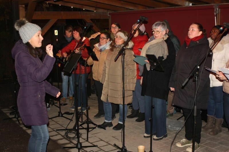 Chor Pleasure mit Chorleiterin Verena Huber sorgte für gute Stimmung im Rankweiler Hof.⇒vn/tk