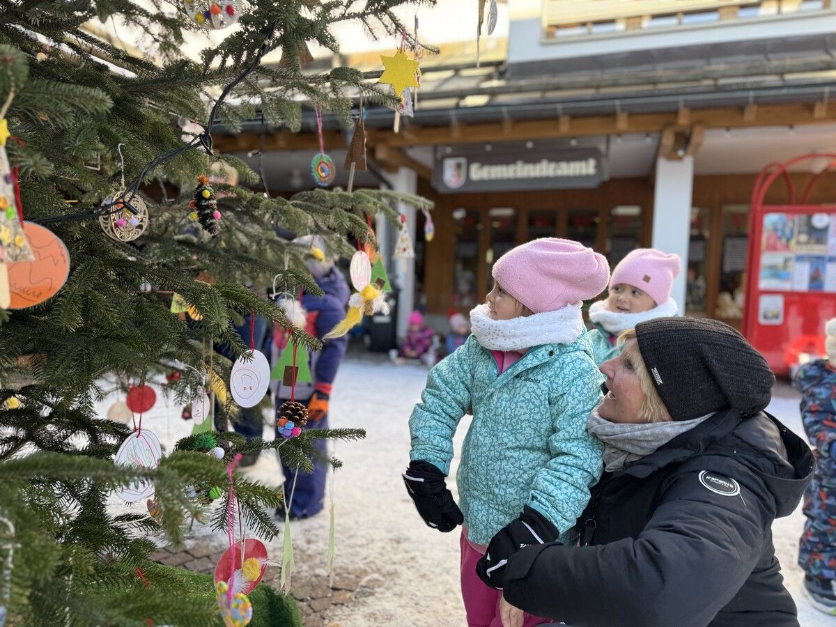 Christbaumschmücken mit den Kindergärten und Spielgruppen in Gaschurn.⇒ VKS