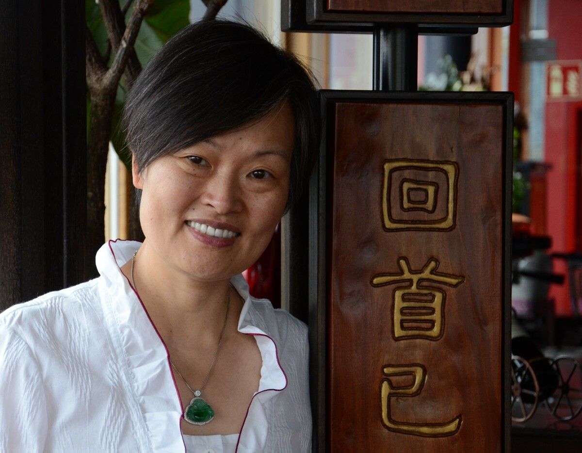 Chunxia Ye aus BREGENZ
            Für Chunxia Ye, die Buddhistin ist, hat Weihnachten keine religiöse, sondern eine kulturelle Bedeutung. „In China haben wir Weihnachten nicht gefeiert“, sagt sie. Mit dem Weihnachtsfest kam sie erstmals in Berührung, als sie 19-jährig nach Österreich kam. „Damals hat sich unsere Familie an Heiligabend einfach zusammengesetzt und gemütlich gegessen – chinesisch.“ Heuer feiert die Chefin von Chen’s Gastronomie am 23. Dezember gemeinsam mit ihren MitarbeiterInnen im Chen’s Dining in Bregenz. An Heiligabend kommt die Familie Ye bei Chunxias Eltern in Hard zusammen. „Wir essen, trinken, plaudern, lachen und verteilen Geschenke.“ Auf den Tisch kommt auch diesmal chinesisches Essen. „Mama kocht. Wie immer.“