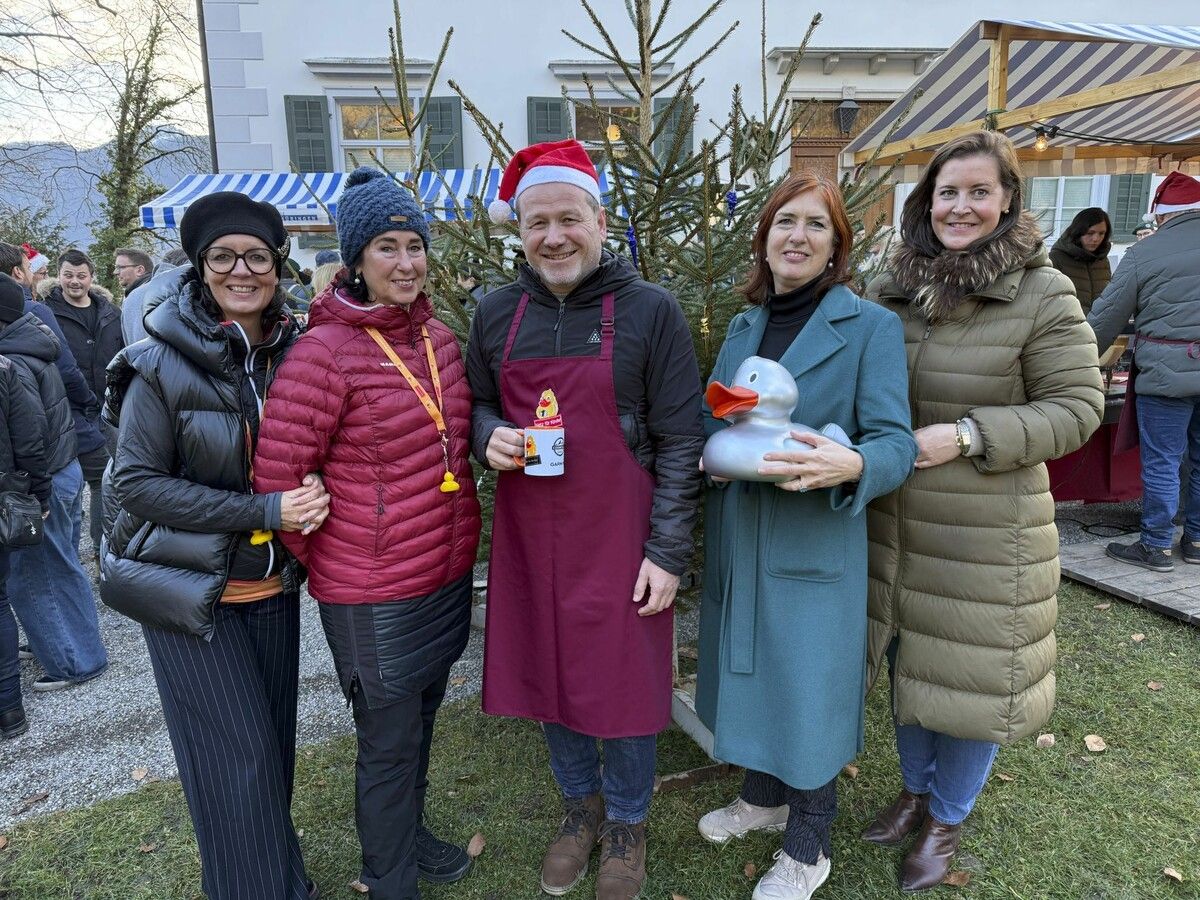 Conny Amann, Angelika Fertschnig, Bgm. Harald Witwer, Elisabeth Tschann und Verena Burtscher sorgten wieder für ein besinnliches und traditionelles „Weihnachten auf Falkenhorst“.⇒Franc