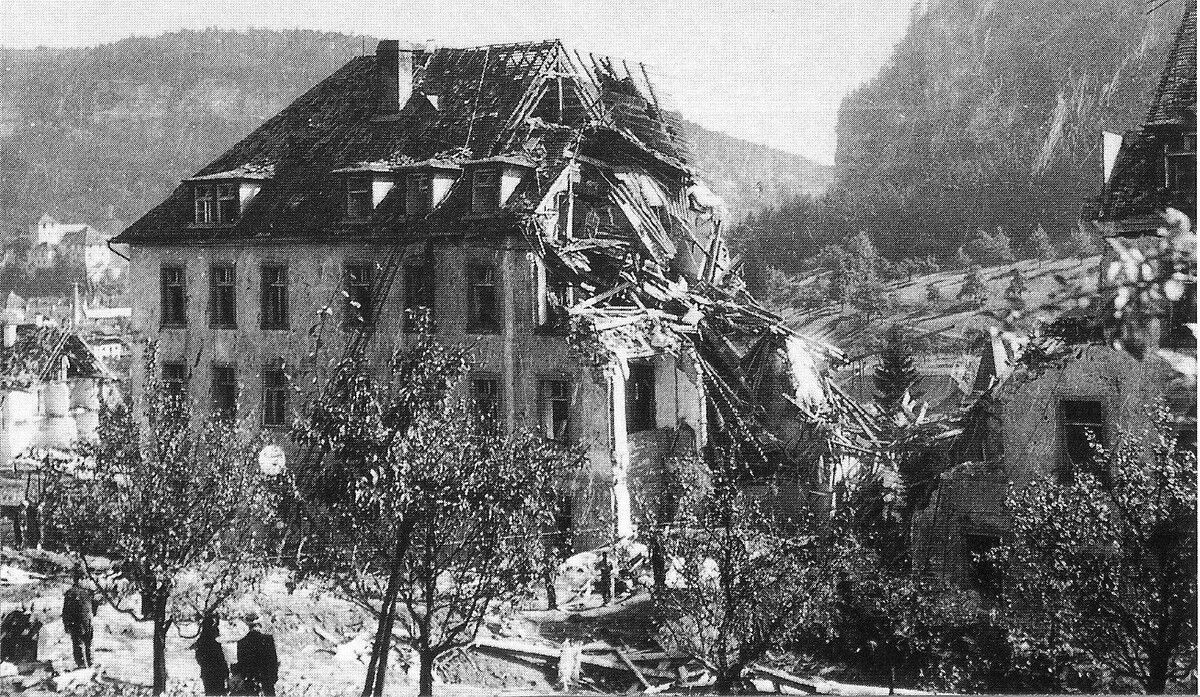 Das Antoniushaus in Tisis nach der Bombardierung am 1. Oktober 1943. Über 170 Menschen starben bei dem Ereignis. ⇒Stadtarchiv