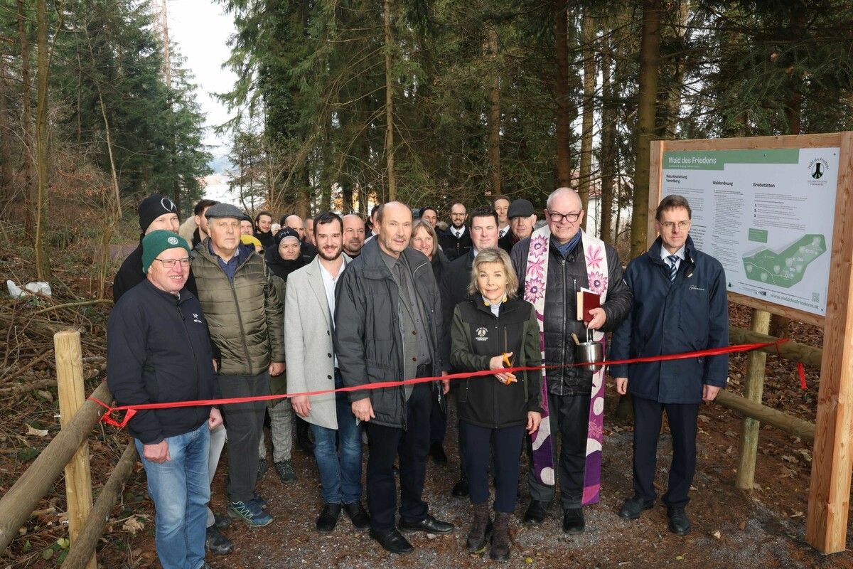 Das Band zur Eröffnung des Waldfriedhofs schnitt Erika Kergel durch.⇒Arno Meusburger