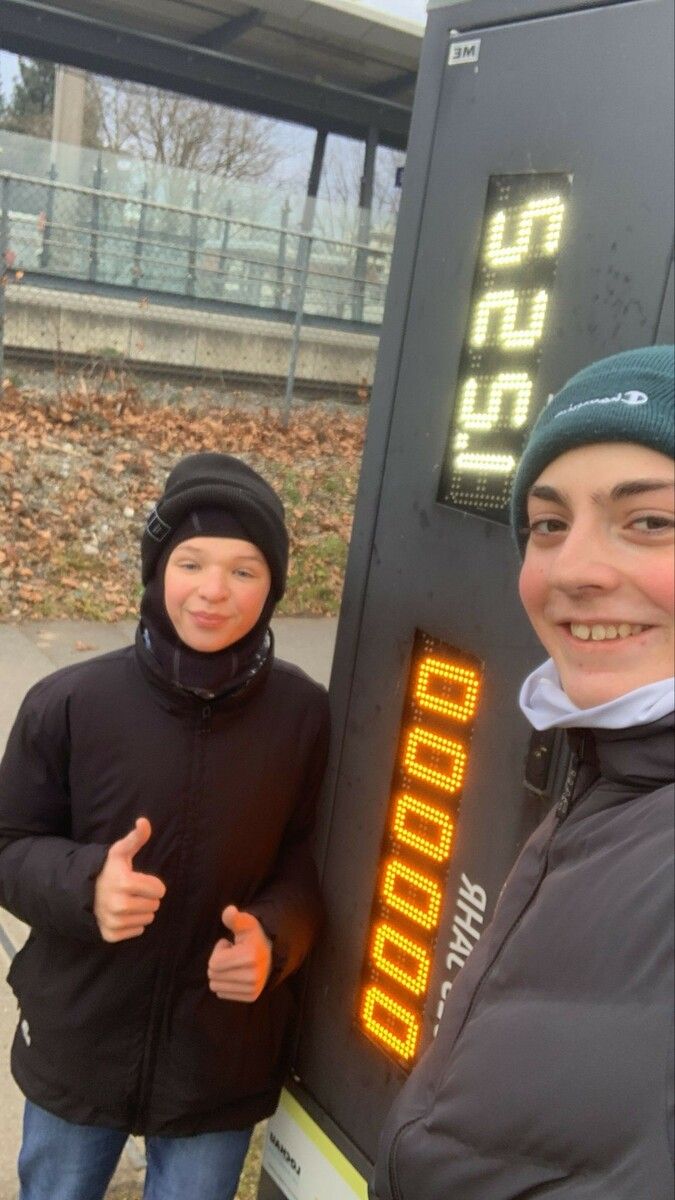 Das Beweisfoto: Aaron Kucher und Maxi Forster an der Fahrradzählstelle. ⇒privat