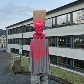 „Täter“: Anstrich für Büste von Hermann Gmeiner