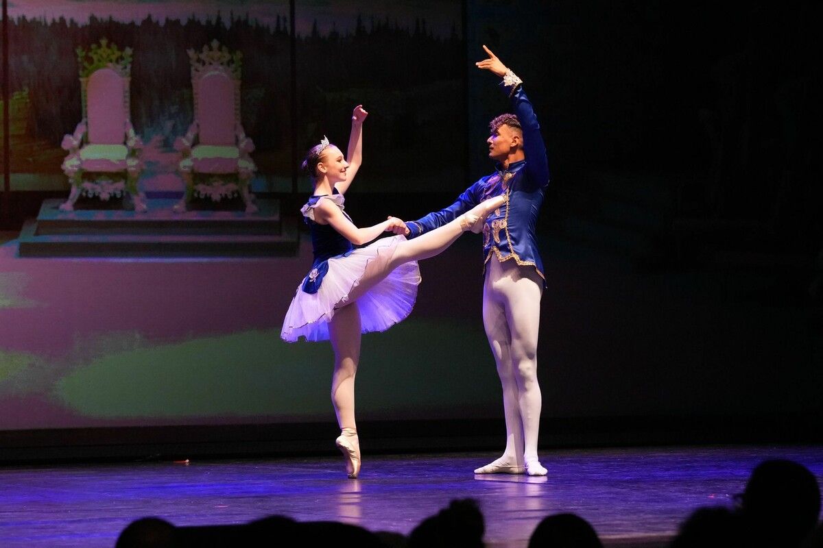 Das Ensemble verband klassisches Ballett mit modernen Bewegungen.