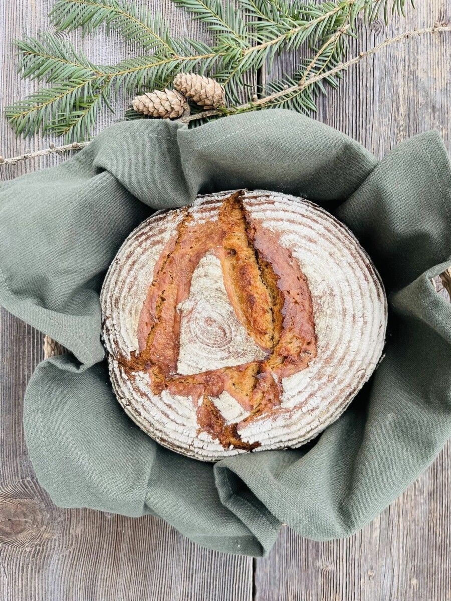 Das frisch gebackene Festtagsbrot überzeugt mit röscher Kruste, saftiger Krume und weihnachtlichem Motiv.⇒Alexandra Frick
