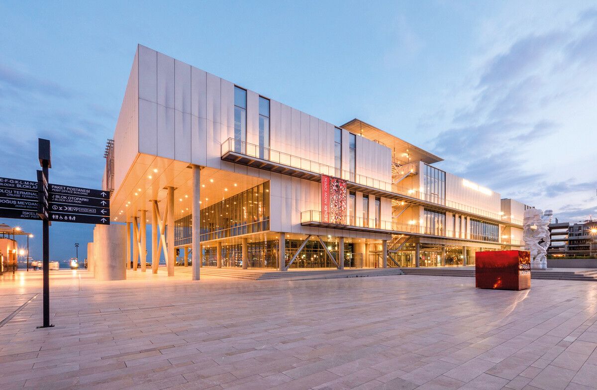 Das Gebäude und die gezeigten Werke ziehen ein kunstaffines Publikum an.