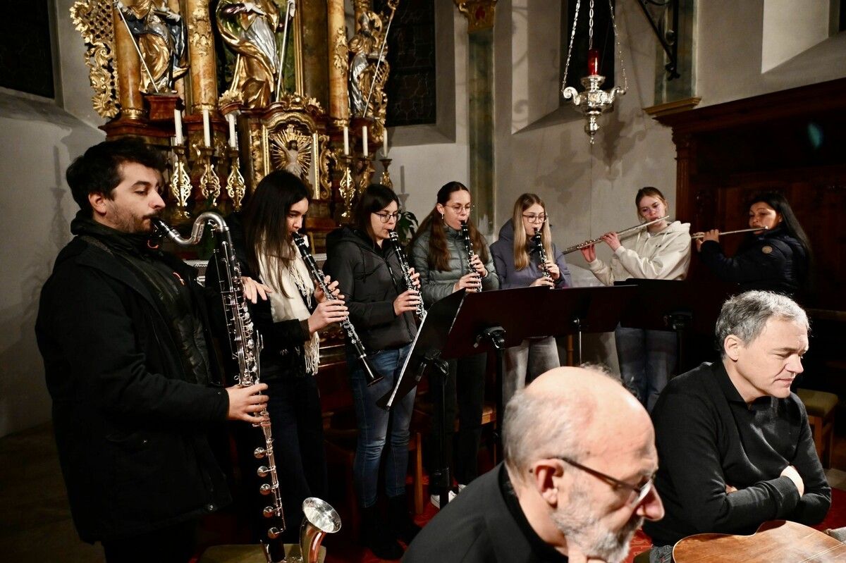 Das Holzbläserensemble der Musikschule Klostertal spielten adventliche Musikstücke.⇒DOB