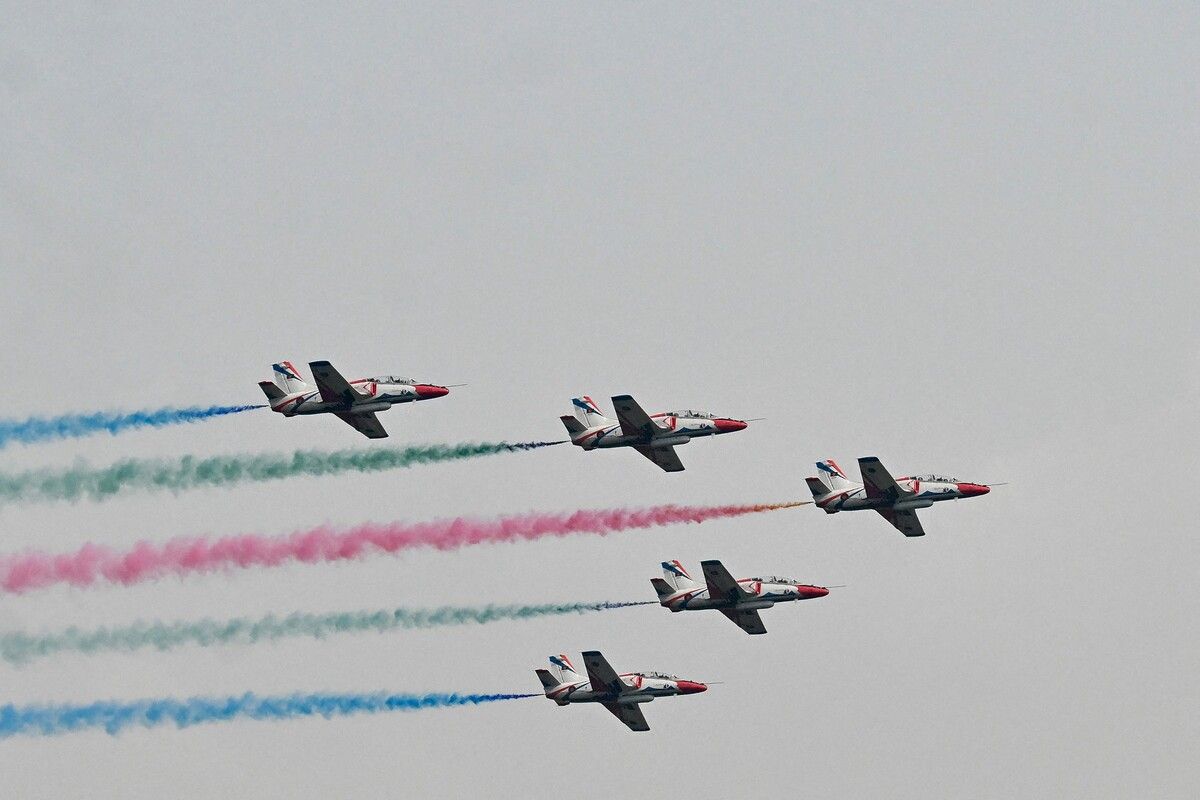 Das Kunstflugteam der Luftwaffe in Bangladesh zeigt seine Fähigkeiten bei den Feierlichkeiten zum Victory Day in Dhaka.