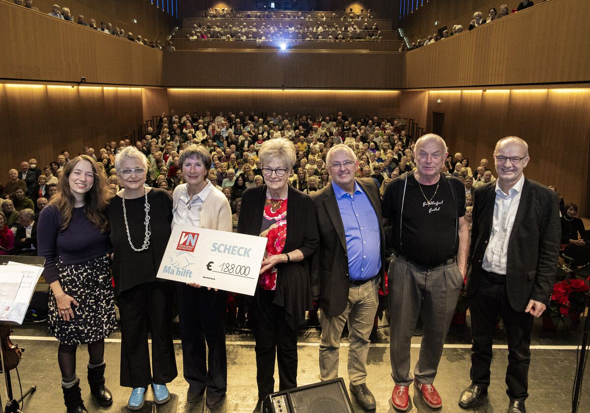 Das „Ma hilft“-Team und die auftretenden Interpreten präsentieren stolz den imposanten Spendenbetrag von 188.000 Euro: „Ma hilft“-Obfrau Isabel Russ, Evelyn Mennel-Fink, Vizeobfrau Gabi Nußbaumer, Koordinatorin Marlies Müller, Vizeobmann Klaus Hämmerle, Ulli Troy und „Ma hilft“-Neuzugang Karl Bitschnau (v. l.).⇒VN/Paulitsch