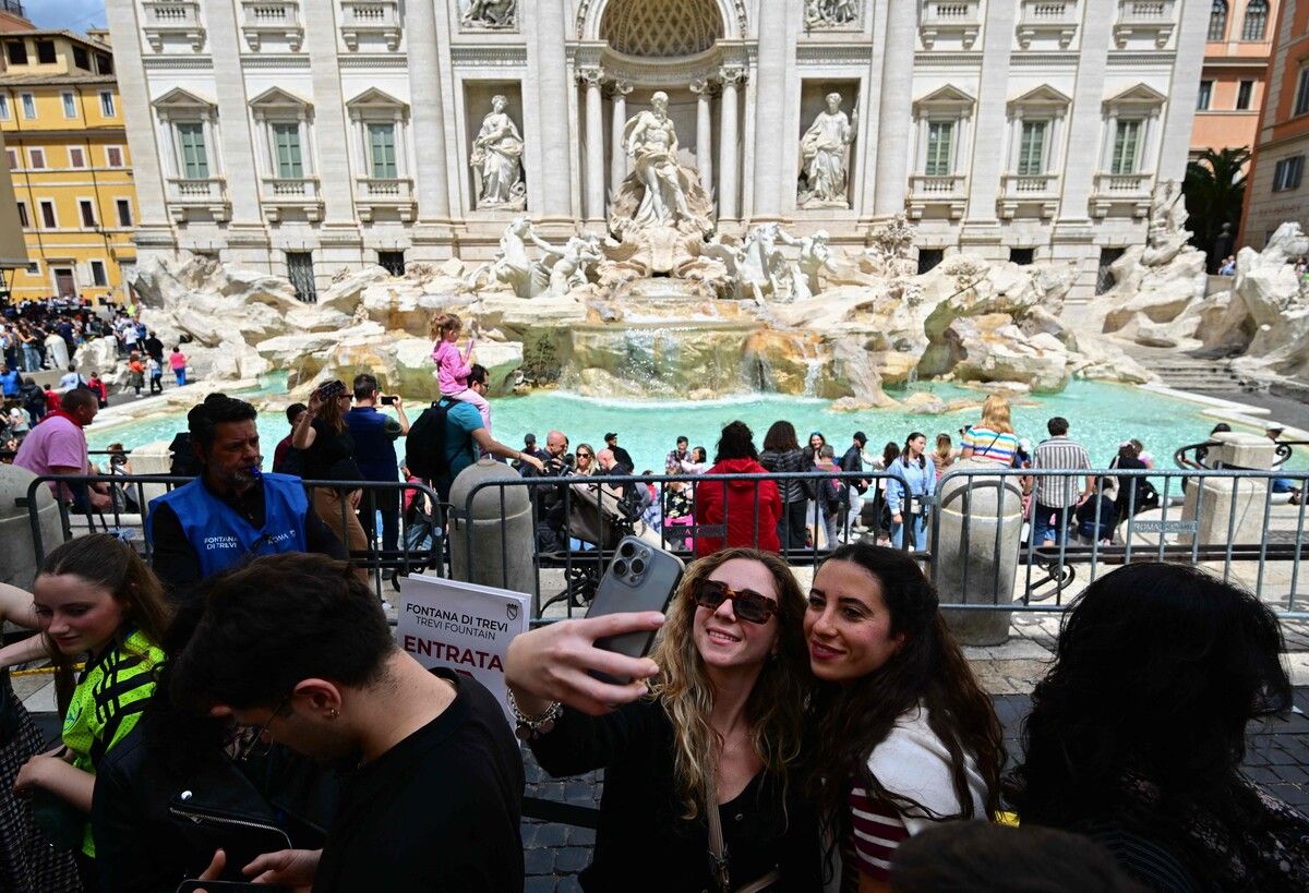 Das Selfie vor dem Trevi-Brunnen ist künftig nicht mehr kostenlos.⇒AFP