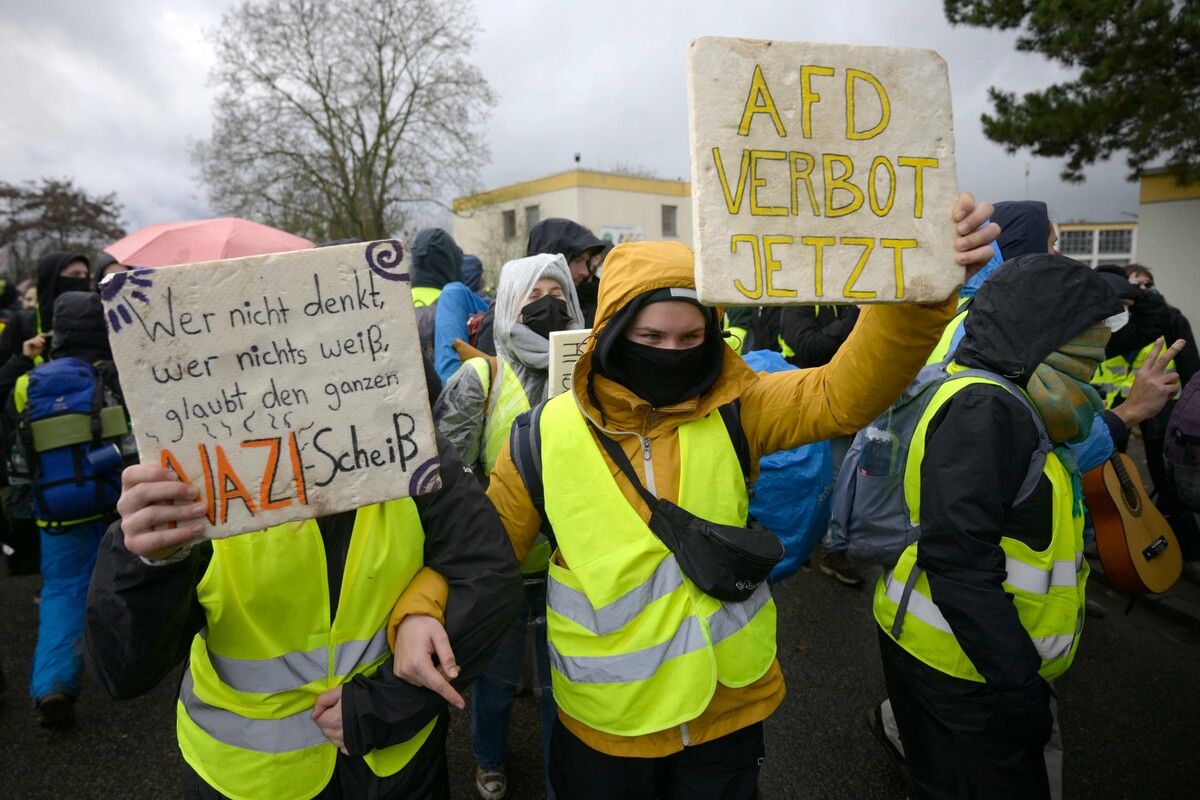 Demonstranten in Gießen beim Parteitag zur Gründung der AfD-Jugend.⇒AFP