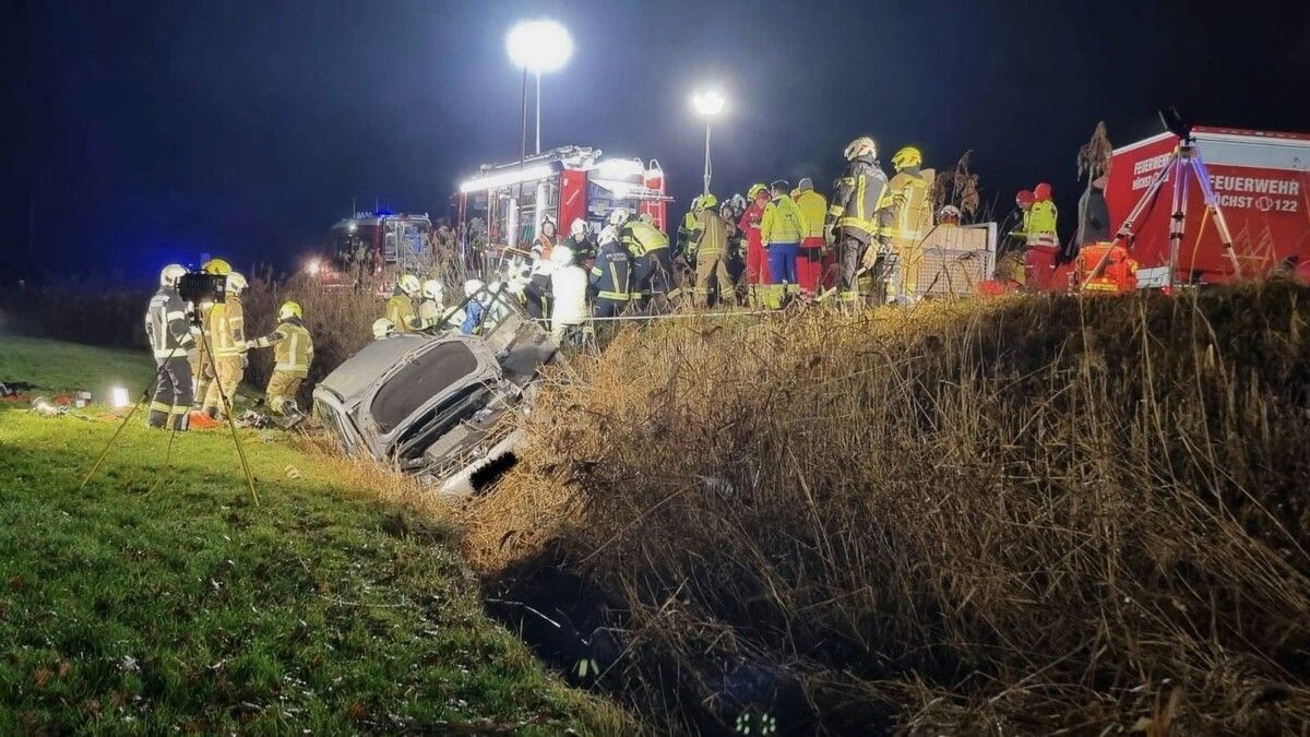 Der 18-jährige Beifahrer musste von der Feuerwehr geborgen werden. ⇒FW Höchst