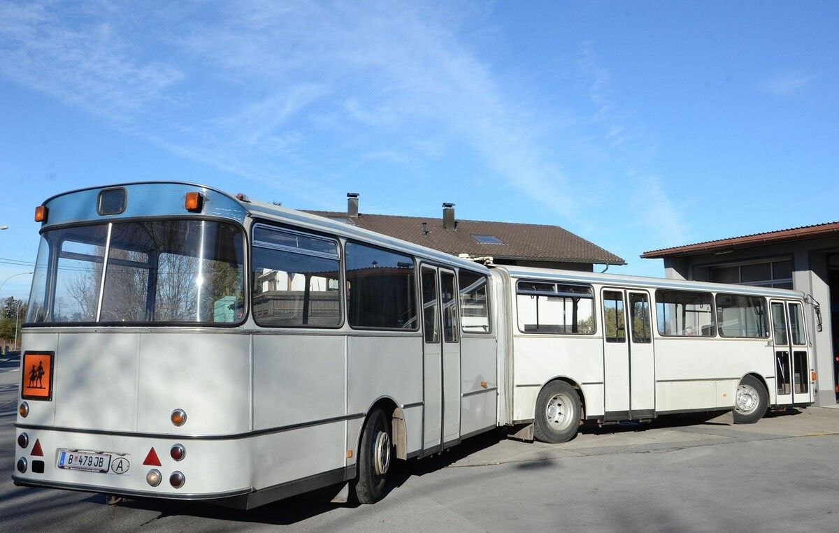 Der alte Gelenkbus wird nun pensioniert. Ihm zu Ehren gibt es ein Abschiedsfest auf dem Campingplatz Weiss. ⇒Heidi Rinke-Jarosch (2)