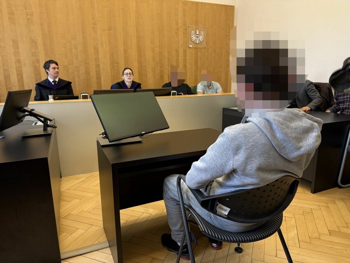 Der angeklagte Jugendliche beim Prozess am Landesgericht Feldkirch. ⇒vn/skö