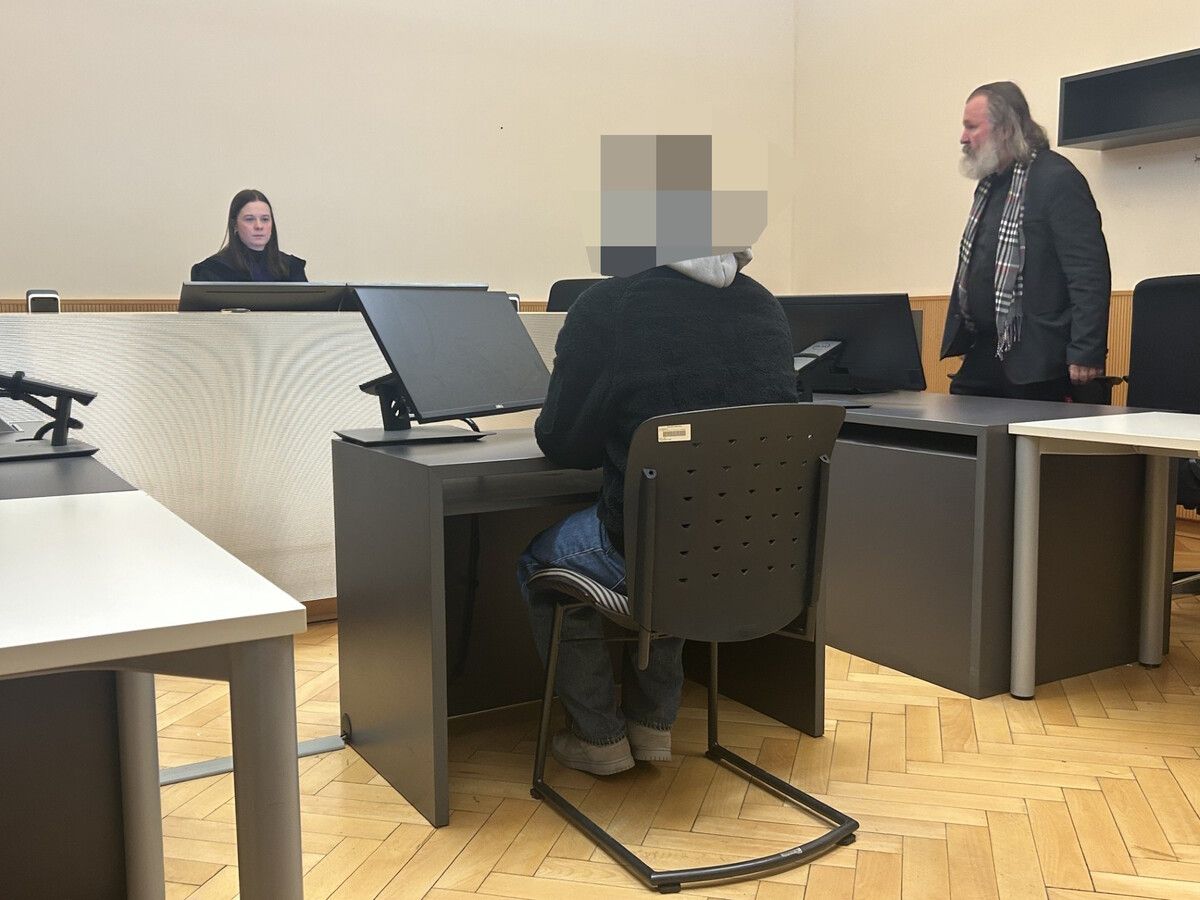 Der Angeklagte mit seinem Verteidiger Michael Battlogg vor Richterin Franziska Klammer. ⇒vn