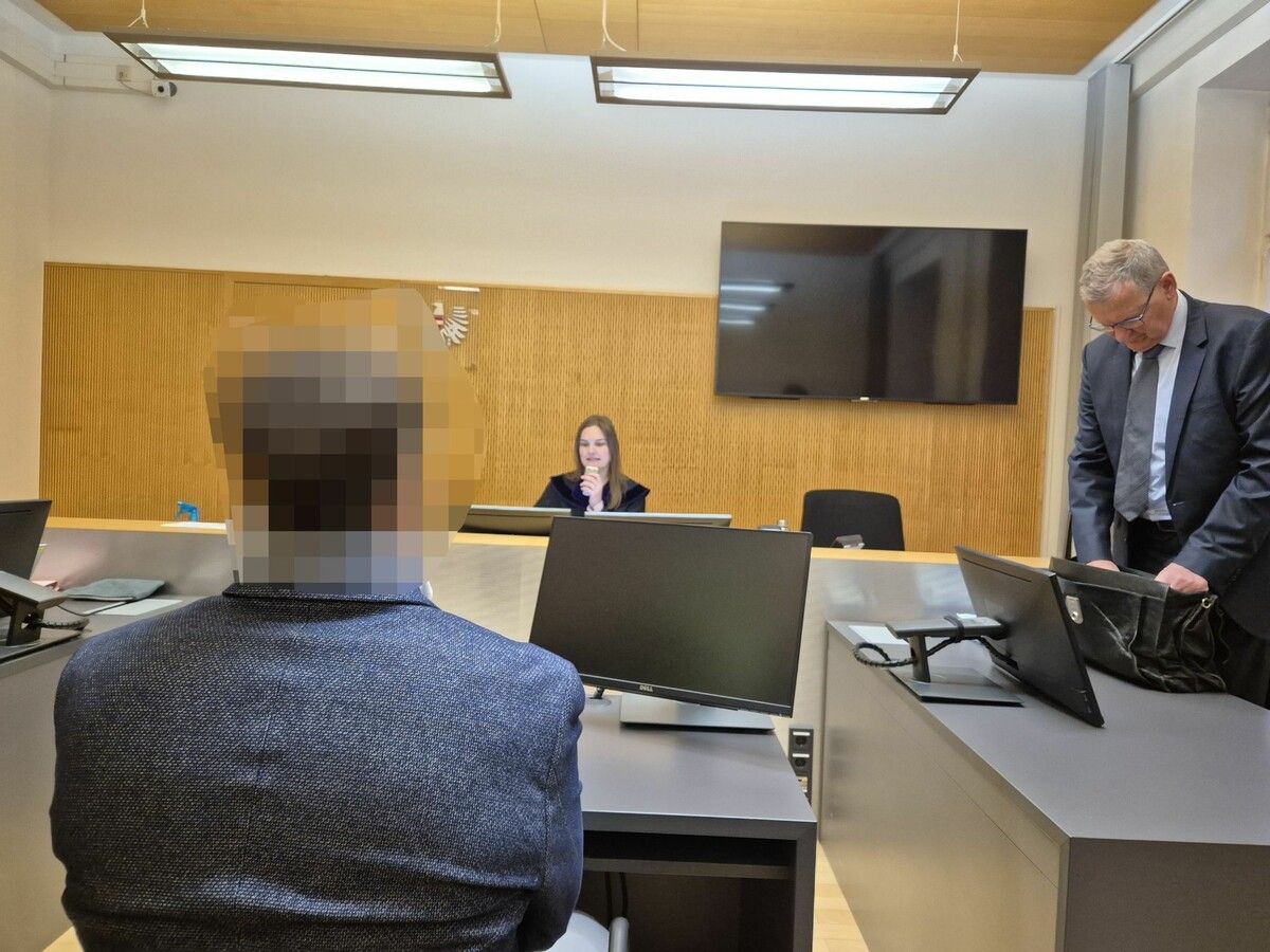 Der Angeklagte mit Verteidiger Rechtsanwalt Andreas Ermacora vor Richterin Lea Gabriel.⇒eckert