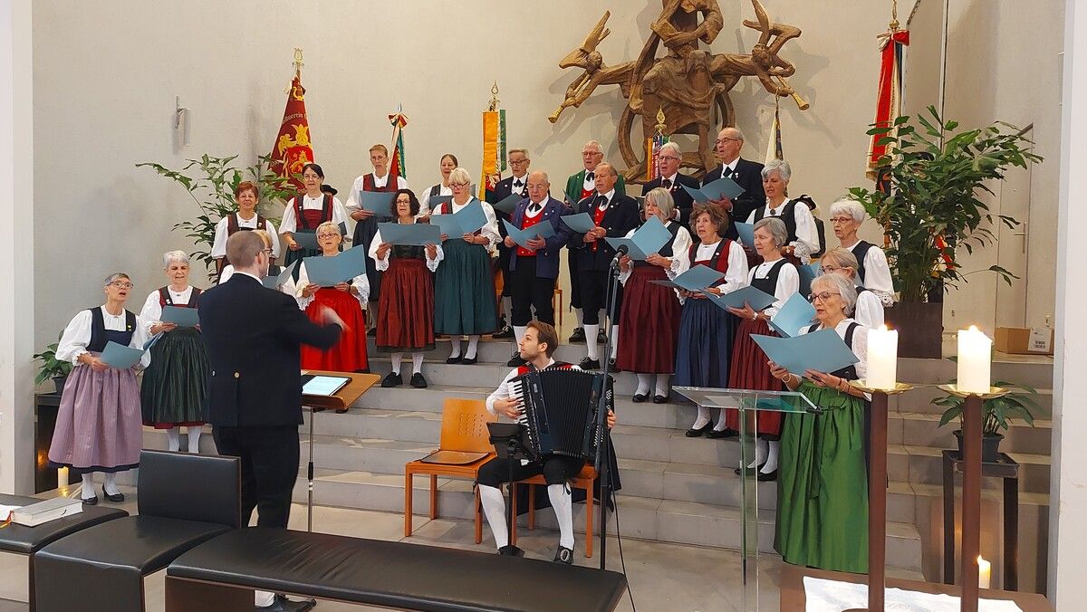 : Der Chor der Trachtengruppe Lustenau präsentiert Sonntag, unterstützt von weiteren Ensembles,weihnachtliche Klänge.⇒Treachtengruppe