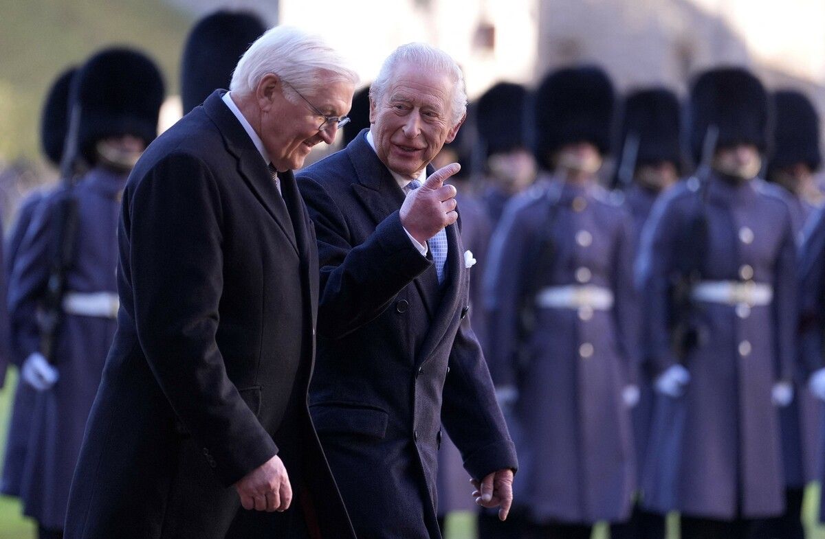 Der deutsche Bundespräsident Steinmeier und König Charles III. nach der Ehrenwache am in Windsor – Start des dreitägigen Staatsbesuchs.