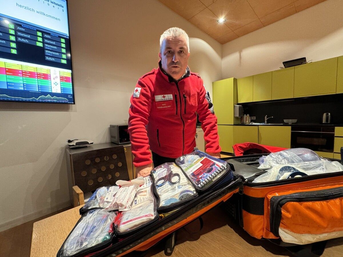 Der Ersthelfer zeigt, was alles in seinem lebensrettenden Koffer steckt. DOS