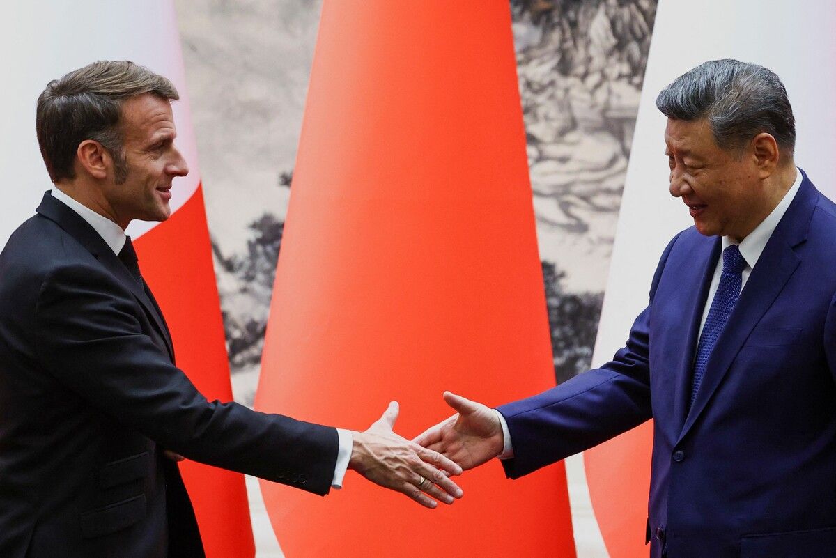 Der französische Präsident Emmanuel Macron (l.) und der chinesische Präsident Xi Jinping geben sich nach einer Unterzeichnungszeremonie für Abkommen in der Großen Halle des Volkes in Peking die Hand.