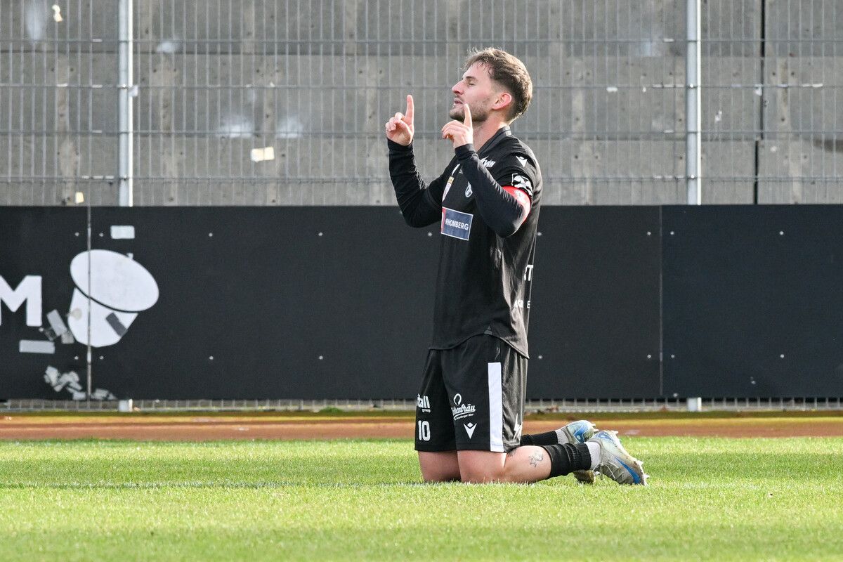 Der gläubige Bezauer Johannes Tartarotti bedankte sich an oberster Stelle für seine beiden Tore zuletzt gegen die Vienna. Heute möchte er am liebsten nachlegen.⇒gepa