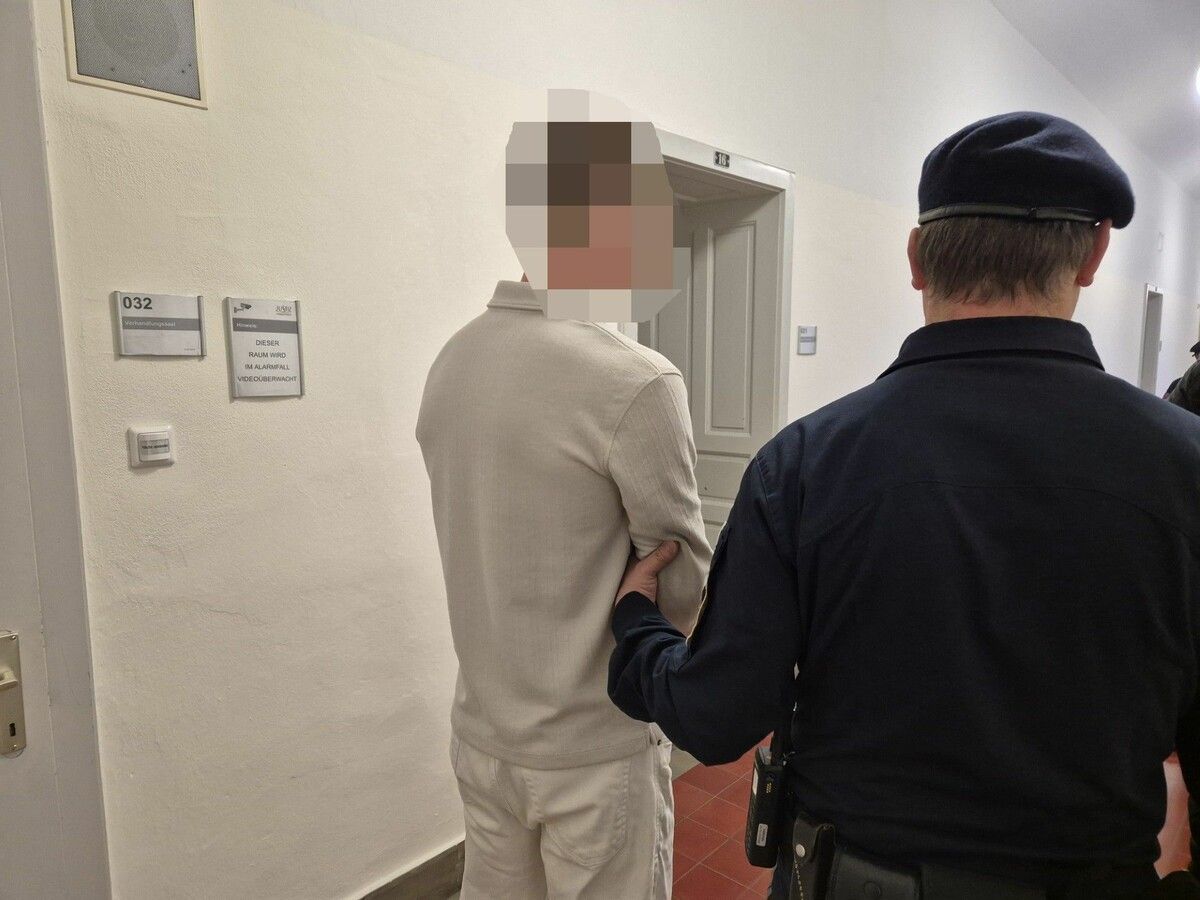 Der Hauptangeklagte wird aus der U-Haft in den Verhandlungssaal geführt. ⇒ec